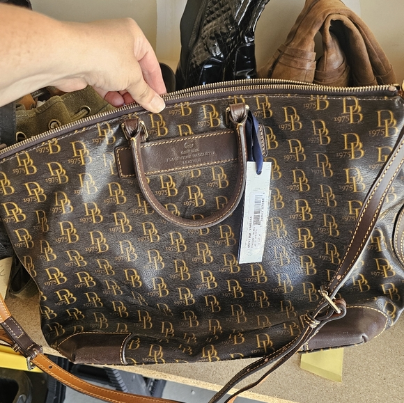 Dooney & Bourke Vanessa Signature - Picture 3 of 4